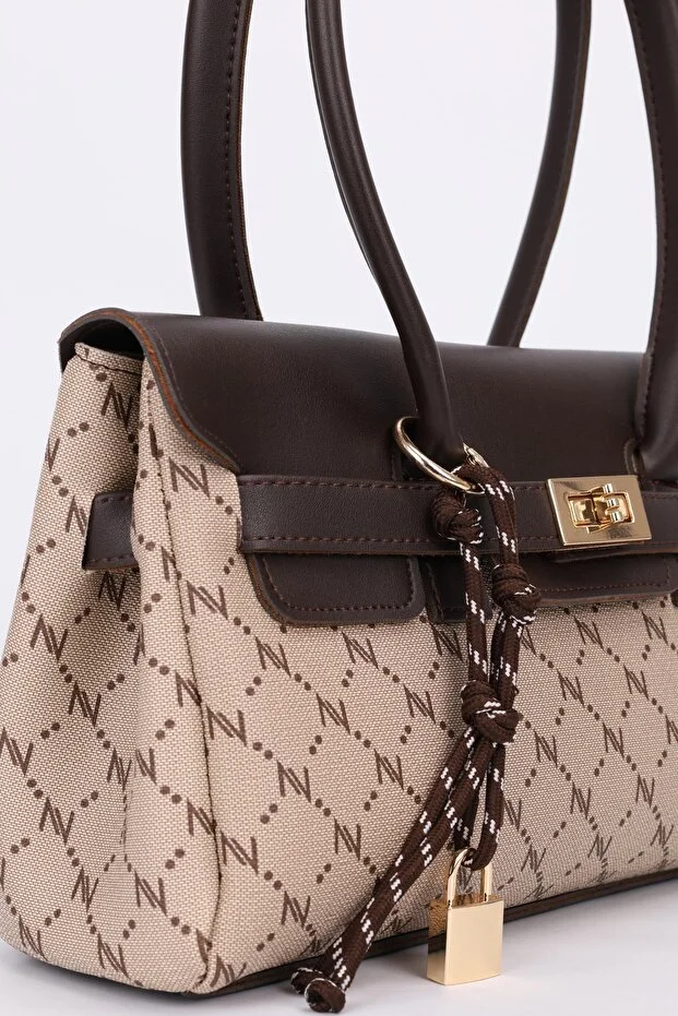 Kadın Monogram VizonKahve Deri Kemerli Charm Detaylı Kapaklı El Ve Omuz Çantası 16x30 Cm Pera